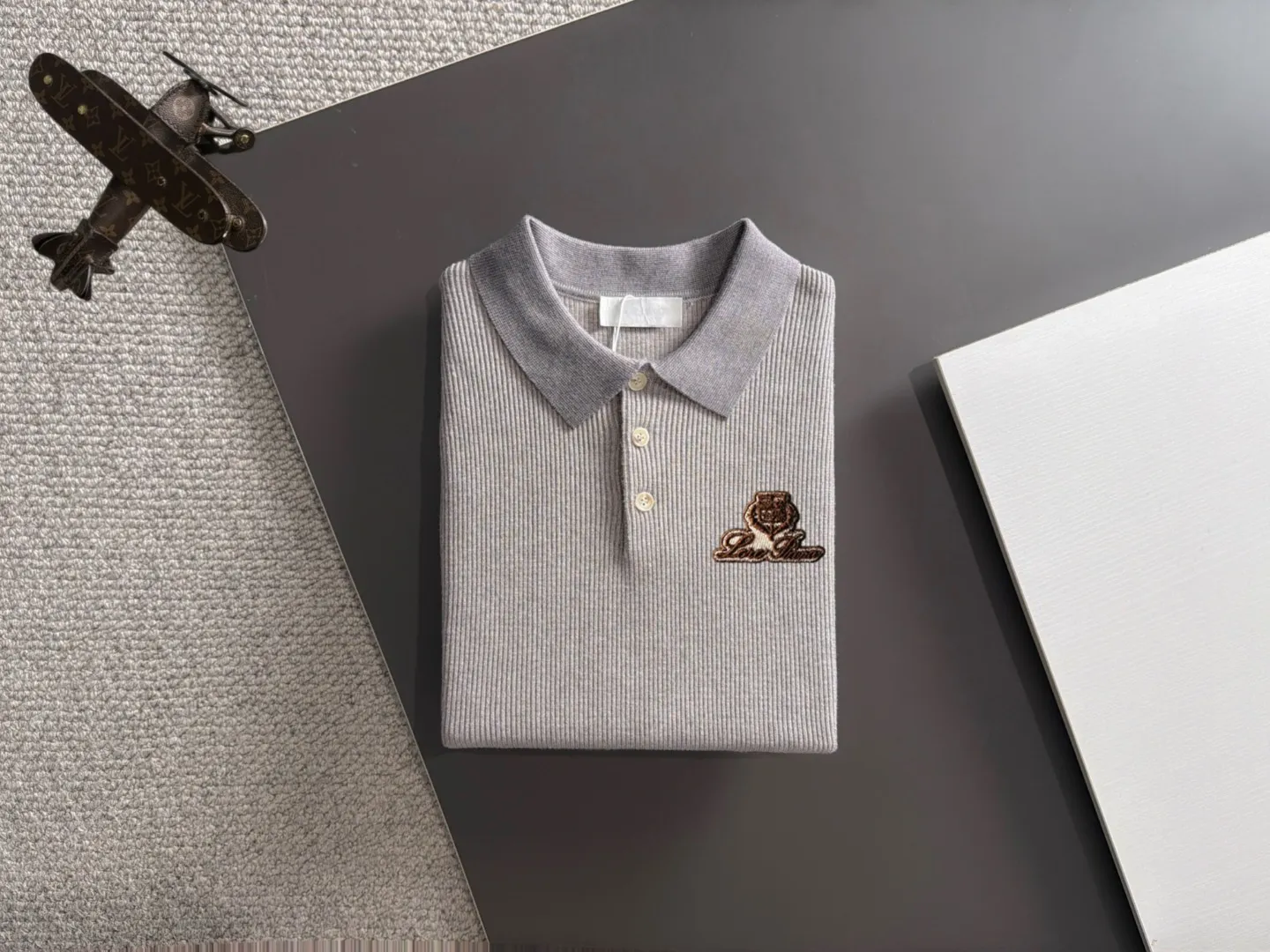 Next day shipping LP 2041 Autumn and Winter latest sweaters from the official website, on sale at the counter at the same time Hot Sale! Specially made of wool blended fabric. It feels comfortable and can be directly in contact with the skin. The logo badge is exquisitely embroidered, which is extremely eye-catching! The details highlight the fashionable charm of big brands. Exquisite workmanship. Three-dimensional cutting style. The wearing effect is invincible and handsome! All three standards are complete! Sizes:M-3XL